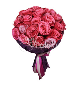букет из 25 розовых роз в упаковке